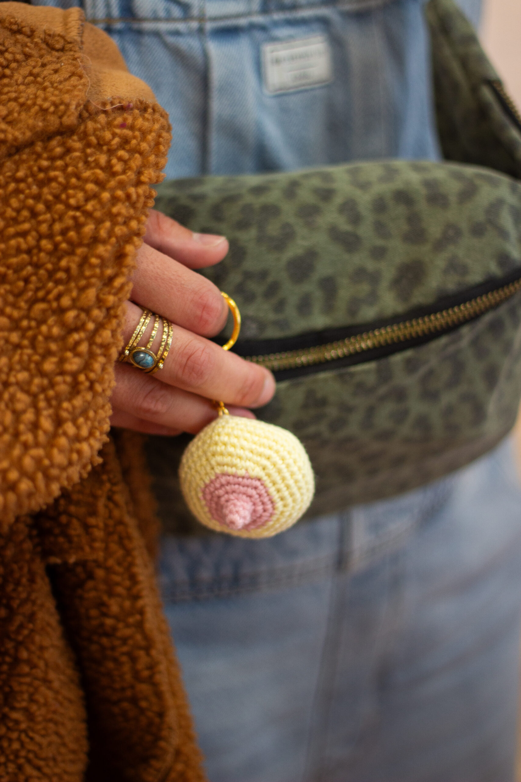 Porte-clés sein jaune en crochet