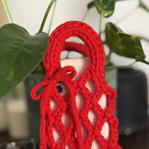 Pochette pour téléphone rouge en crochet
