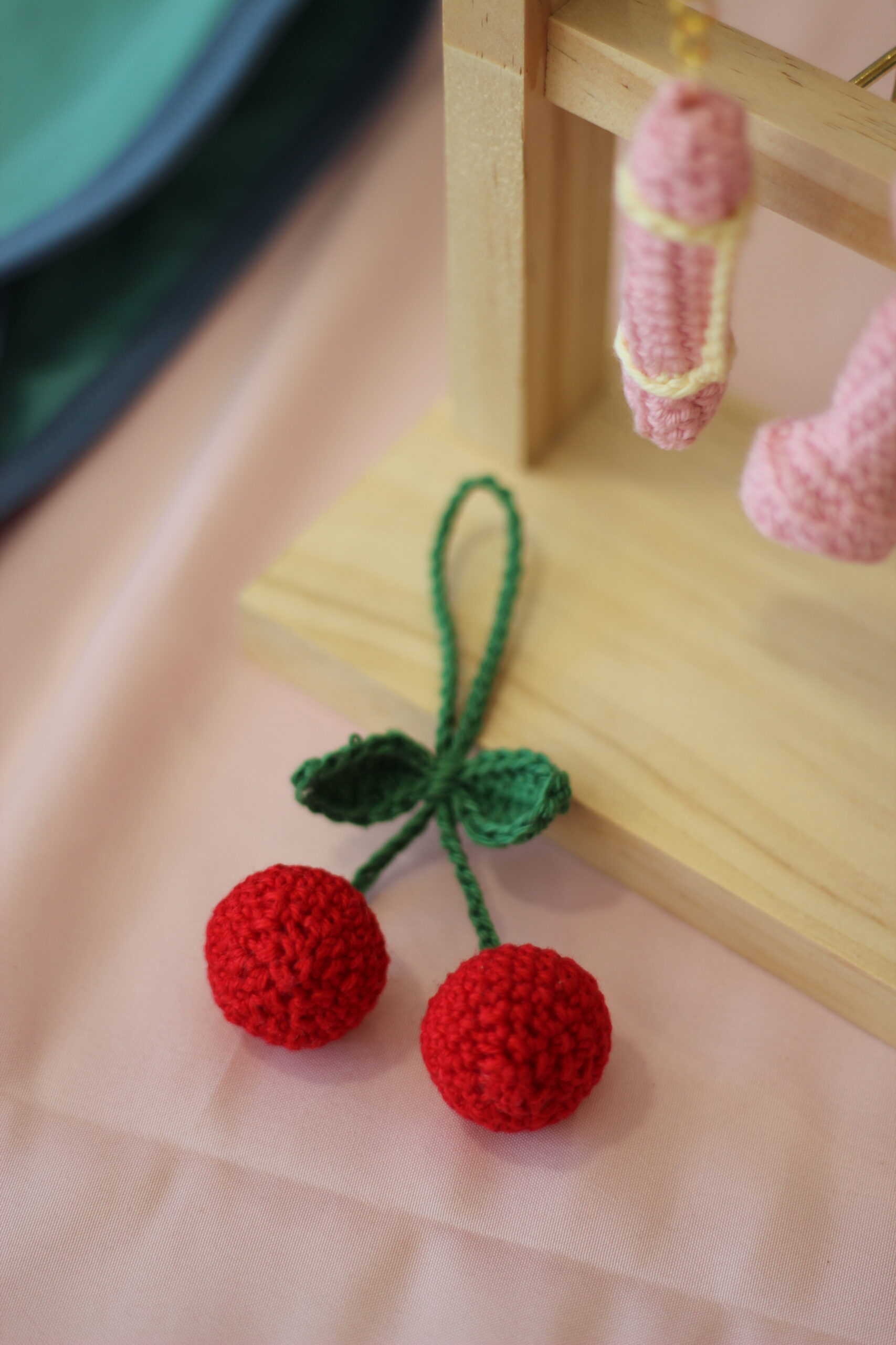 Porte-clés / Bag Charm Cerise au crochet