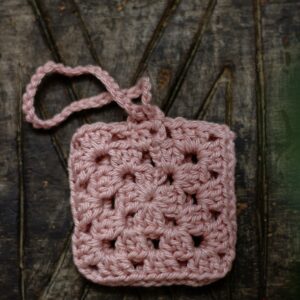 Pochette AirPods rose en crochet
