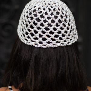 Bonnet en crochet blanc avec des paillettes