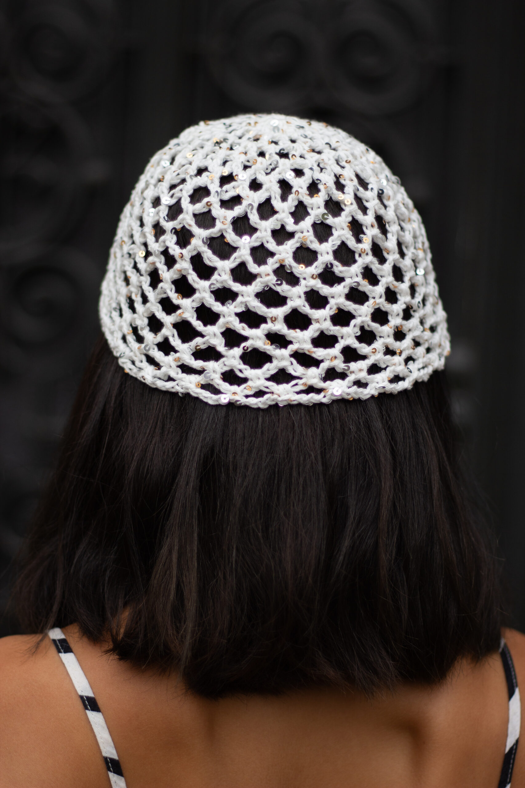Bonnet en crochet blanc avec des paillettes